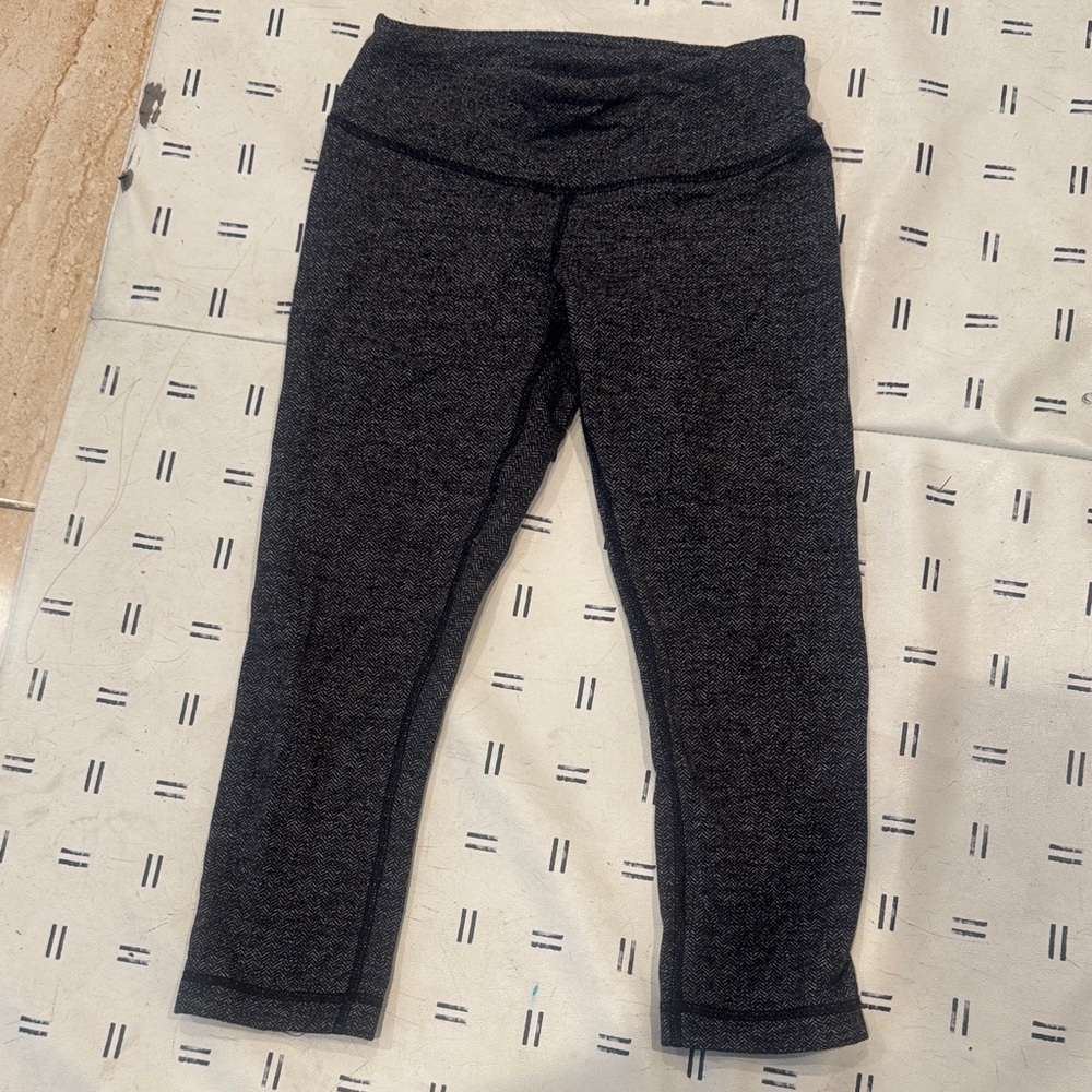 Lululemon cropped Black and grey Leggings